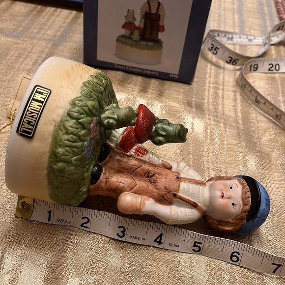 Musical Porcelain Figurine - Picture 7 of 8